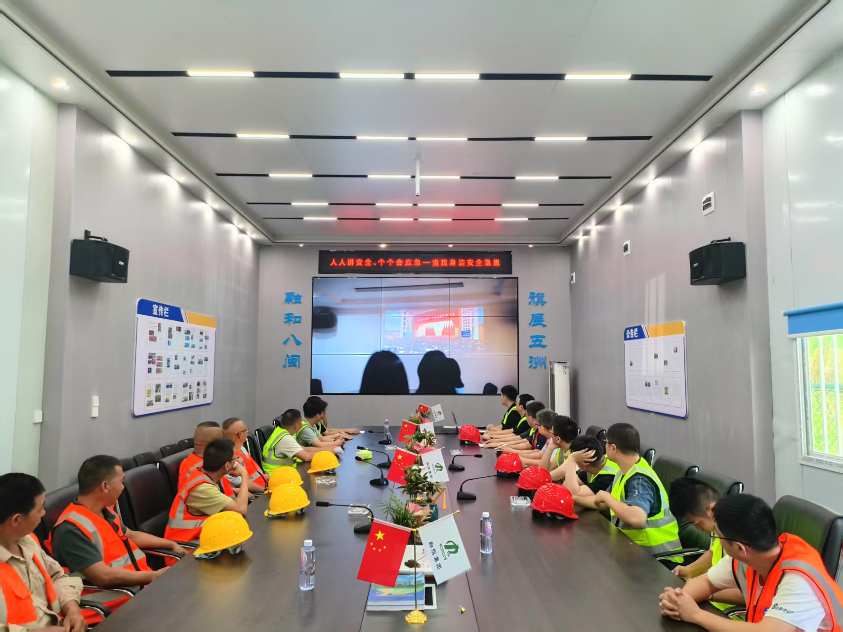 与工友观看安全教育宣传片3.jpg